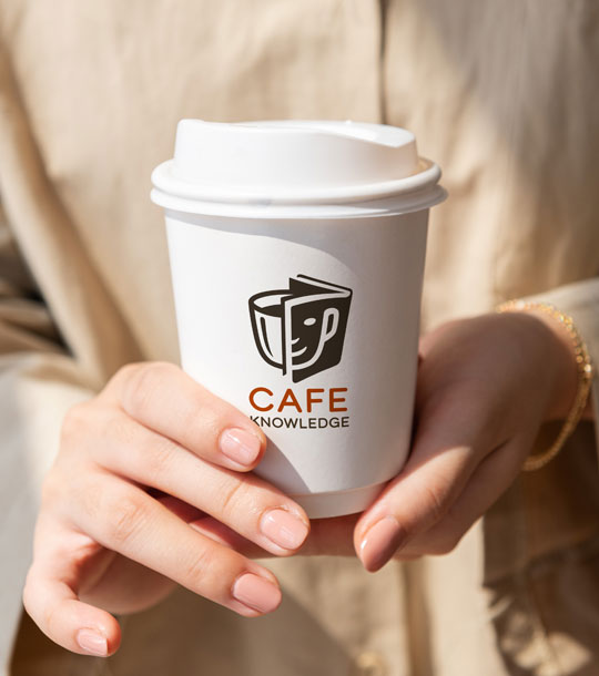 カフェのテイクアウトカップに使用された、親しみやすいブランドロゴの活用イメージ