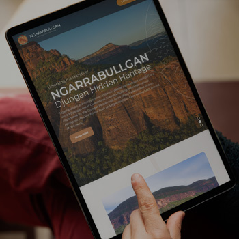 Ngarrabullganの文化遺産ウェブサイトをタブレット端末で表示。歴史的・文化的なコンテンツのデジタルアーカイブ閲覧シーン。
