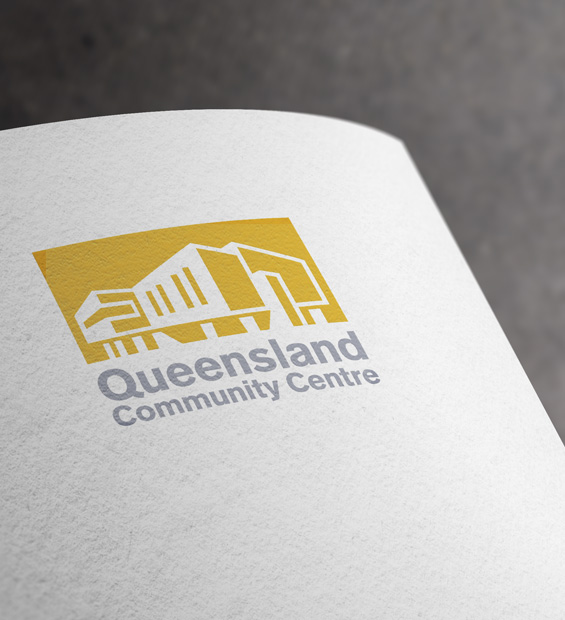 クイーンズランド・コミュニティセンター（Queensland Community Centre）のロゴデザイン。質感豊かな用紙に印刷されたクローズアップで、TMCreationが手掛けたオーストラリアの公共・地域プロジェクトの事例を表現。
